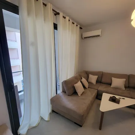 Henri's 2 Apartment