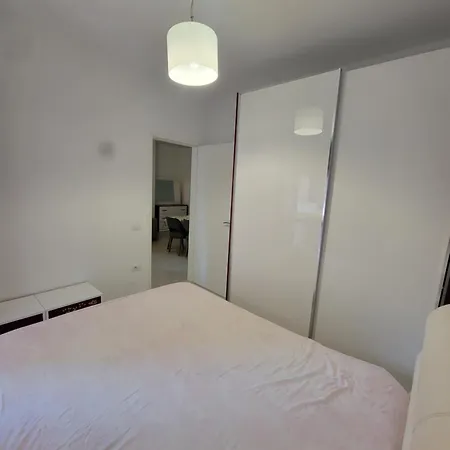 Henri's 2 Apartment