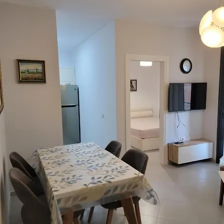 Henri's 2 Apartment